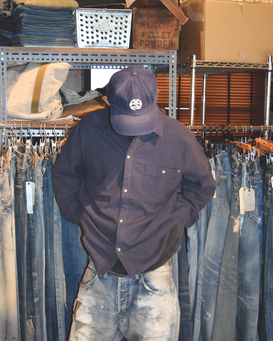 ソフトなタッチのコットンスウェード素材を使用したブルーグレイ色のワイドシルエットシャツ