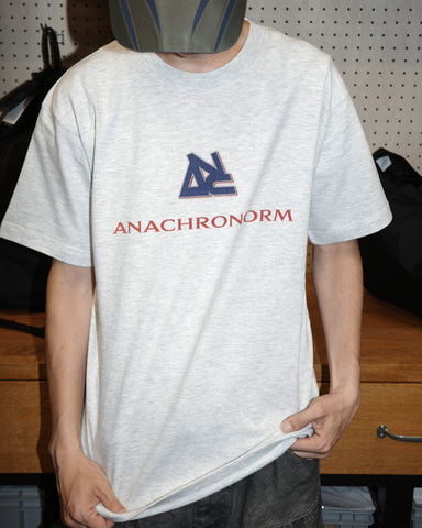 ANACHRONORM リワインドカルチャー ショートスリーブTシャツ アッシュグレー | 6.2oz 天竺 コーマ糸 グラフィックプリント 90s音楽カルチャー