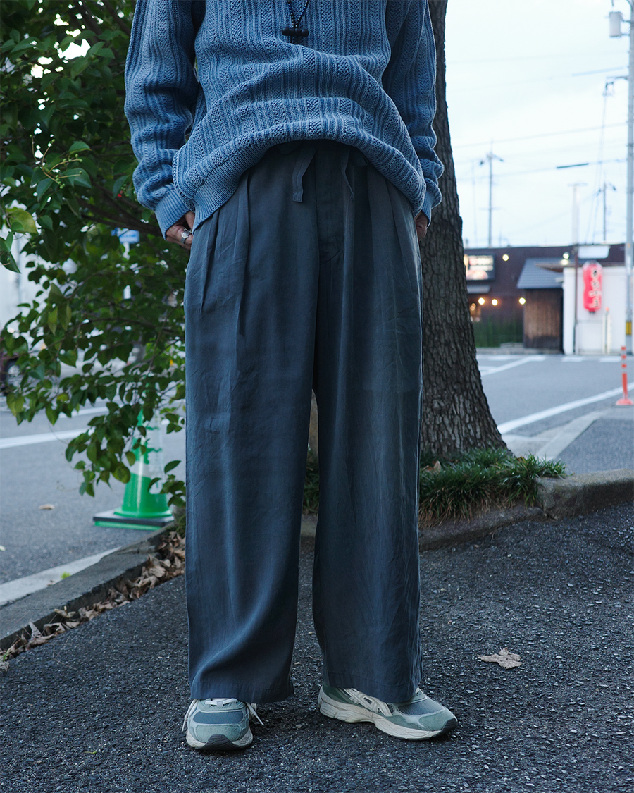 ANACHRONORM レーヨン ドレープ イージーパンツ ネイビー | ストレッチレーヨン ドレープ フィブリル感 バックポケットステッチ ワイドシルエット 日本製