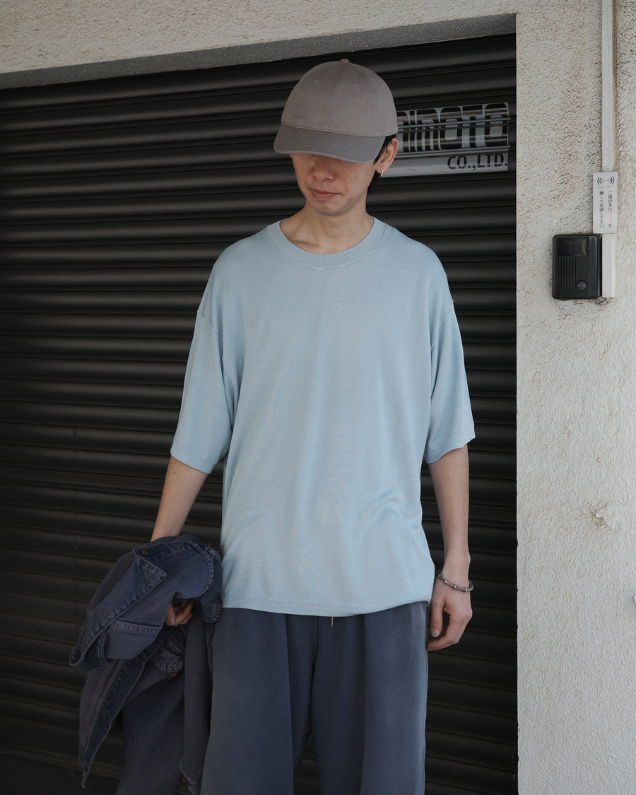 ディテールを極限まで削ぎ落とし、着心地とシルエットを追求したニットTシャツ。気候変化に対応する新たなアプローチとして、軽量で吸水・放湿性に優れた竹（バンブー）素材を採用しました。滑らかでとろみのある肌触りと、袖を通した瞬間に感じる清涼感は格別です。家庭洗濯も可能で、日常に圧倒的な心地よさを提供します。

A minimalist knit T-shirt focused entirely on fit and comfort. Crafted from bamboo yarn, this lightweight, durable material offers exceptional moisture absorption and a refreshing cool-to-the-touch feel. This SAX piece features a silky, fluid drape that provides overwhelming comfort, perfect for changing climates, and is conveniently home-washable.