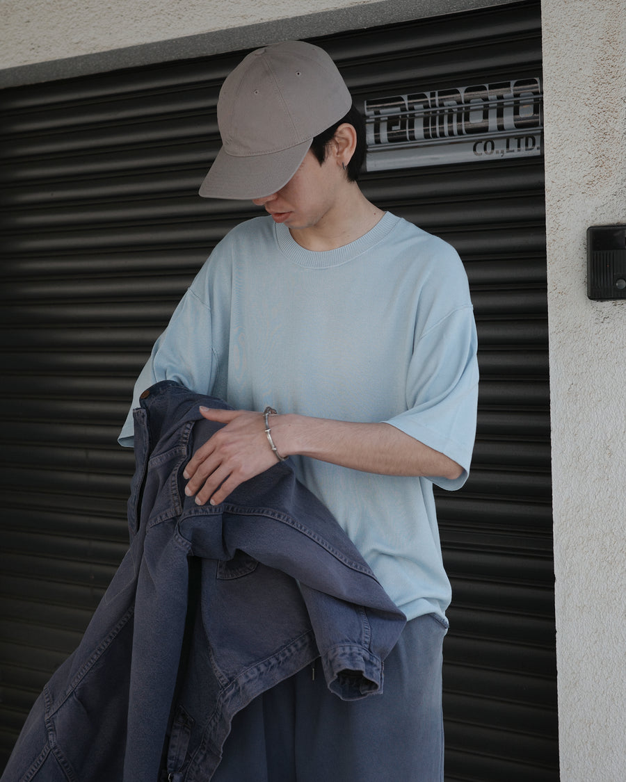 ディテールを極限まで削ぎ落とし、着心地とシルエットを追求したニットTシャツ。気候変化に対応する新たなアプローチとして、軽量で吸水・放湿性に優れた竹（バンブー）素材を採用しました。滑らかでとろみのある肌触りと、袖を通した瞬間に感じる清涼感は格別です。家庭洗濯も可能で、日常に圧倒的な心地よさを提供します。

A minimalist knit T-shirt focused entirely on fit and comfort. Crafted from bamboo yarn, this lightweight, durable material offers exceptional moisture absorption and a refreshing cool-to-the-touch feel. This SAX piece features a silky, fluid drape that provides overwhelming comfort, perfect for changing climates, and is conveniently home-washable.