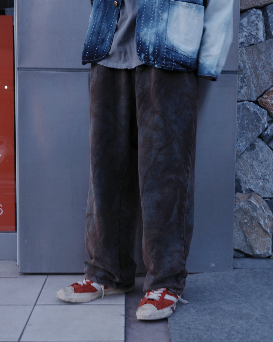 オリジナルのリアルツリー柄を施した、表情豊かなスウェットパンツ。裾のドローコードにより、スタイルに合わせたシルエットの変化を楽しめます。素材には弾力性と保温性に優れた30/10裏毛を採用。硫化染め後、水を使用しないサスティナブルブリーチ加工を施すことで、環境に配慮しながらも、特有の褪色感と深みのあるブラックの風合いを引き出しました。
Sweatpants featuring an original Real Tree Camo print with hem drawcords for adjustable styling. Crafted from soft, elastic 30/10 French Terry, this BLACK pair undergoes a sulfur-dye and waterless sustainable bleach process. It achieves a unique faded texture and depth while minimizing environmental impact through eco-conscious craftsmanship.