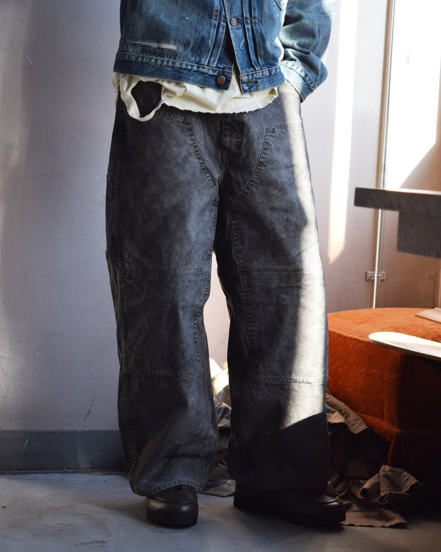 通年着用できるスタンダードなペインターパンツ。ややワイドで長めに設定したレングスは、ミリ単位の調整により絶妙なバランスに仕上げました。素材には強度と耐久性に優れた8号帆布を採用。特殊顔料染めを施すことで、ムラ感のある独自の奥行きと、穿き込むほどにアタリが増す豊かな経年変化を楽しめる一本です。

Standard painter pants designed for year-round wear. The slightly wide, long-length silhouette has been carefully refined for a perfect balance. Crafted from durable No.8 canvas, this BLACK pair features a special pigment dye that creates a unique, mottled depth. The rugged fabric is built to develop a beautiful patina and character over time.