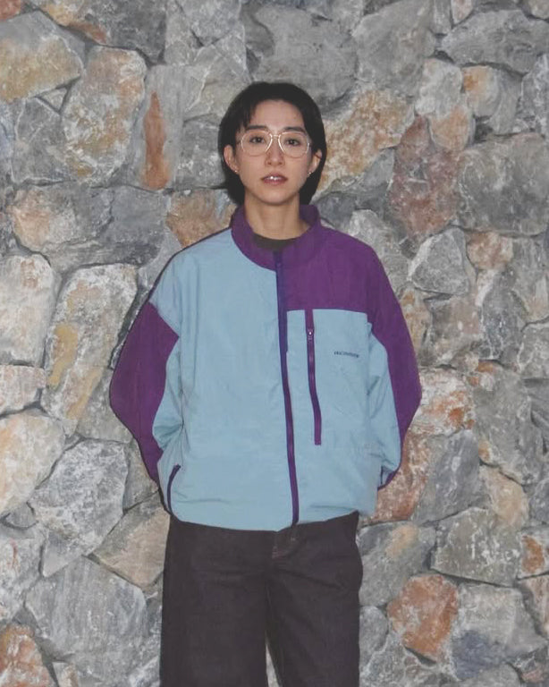 総裏メッシュのウィンドブレーカー。
90年代の某アウトドアブランドからイメージし、ブルーとパープルの配色のデザインが特徴です。