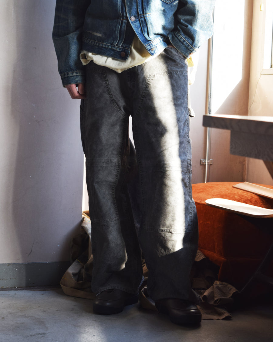 通年着用できるスタンダードなペインターパンツ。ややワイドで長めに設定したレングスは、ミリ単位の調整により絶妙なバランスに仕上げました。素材には強度と耐久性に優れた8号帆布を採用。特殊顔料染めを施すことで、ムラ感のある独自の奥行きと、穿き込むほどにアタリが増す豊かな経年変化を楽しめる一本です。

Standard painter pants designed for year-round wear. The slightly wide, long-length silhouette has been carefully refined for a perfect balance. Crafted from durable No.8 canvas, this BLACK pair features a special pigment dye that creates a unique, mottled depth. The rugged fabric is built to develop a beautiful patina and character over time.