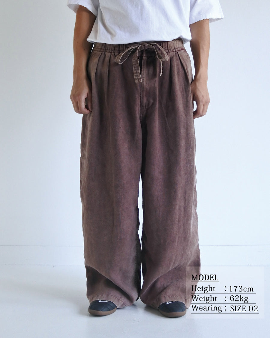 肉厚でとろみのあるフレンチリネンを使用した、ワイドシルエットのイージーパンツ。硫化染め後に水を使わない「サスティナブルブリーチ」を施し、環境に配慮しつつ長年穿き込んだような色褪せと深みを表現しました。リネン特有の清涼感と、腰の抜けた柔らかな肌馴染みが、極上のリラックス感と快適な穿き心地を実現します。Wide easy pants in thick, supple French linen. Featuring eco-friendly waterless bleach on sulphur-dyed fabric, they offer a vintage fade with a soft, broken-in feel. The spacious fit and breathable texture ensure ultimate comfort.