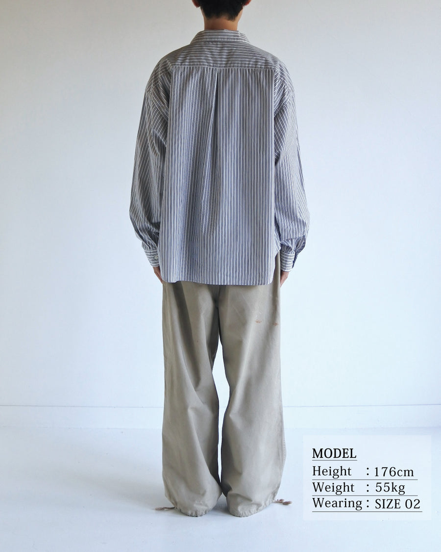 クリーンな高密度ストライプシャツに、スプレーによる顔料吹き付け加工を施し、自然なムラ感を与えた一着。リラックス感のあるシルエットが、上品さとラフさを絶妙なバランスで両立させています。素材には米綿100%の高密度ストライプ生地を採用。綿100%のナチュラルな風合いながら、シワになりにくい実用性も兼ね備えています。

A clean stripe shirt enhanced with a subtle pigment spray process for a natural, textured look. The relaxed silhouette perfectly balances elegance with a casual edge. Crafted from high-density US cotton stripe fabric, this WHITE STRIPE piece offers a crisp feel that is naturally wrinkle-resistant while maintaining the comfort of 100% cotton.