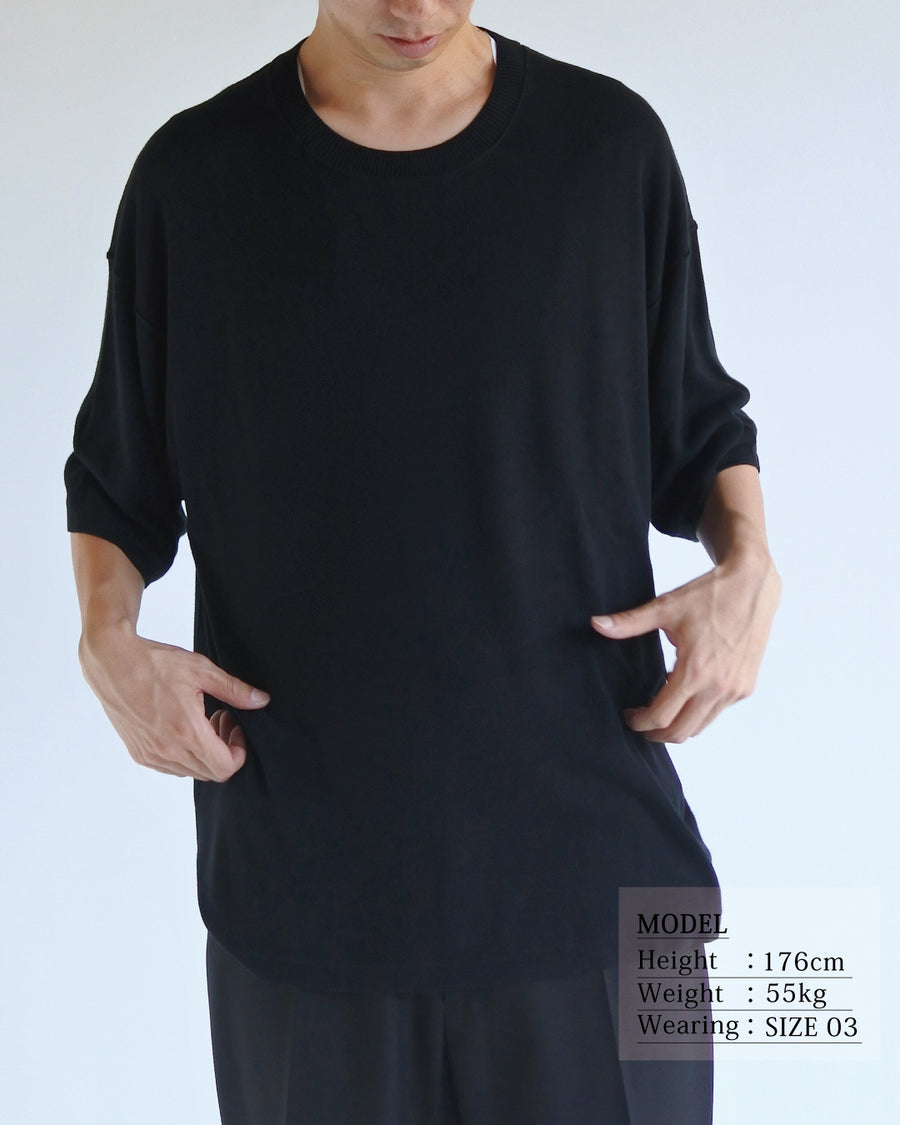 ディテールを極限まで削ぎ落とし、着心地とシルエットを追求したニットTシャツ。気候変化に対応する新たなアプローチとして、軽量で吸水・放湿性に優れた竹（バンブー）素材を採用しました。滑らかでとろみのある肌触りと、袖を通した瞬間に感じる清涼感は格別です。家庭洗濯も可能で、日常に圧倒的な心地よさを提供します。

A minimalist knit T-shirt focused entirely on fit and comfort. Crafted from bamboo yarn, this lightweight, durable material offers exceptional moisture absorption and a refreshing cool-to-the-touch feel. This BLACK piece features a silky, fluid drape that provides overwhelming comfort, perfect for changing climates, and is conveniently home-washable.