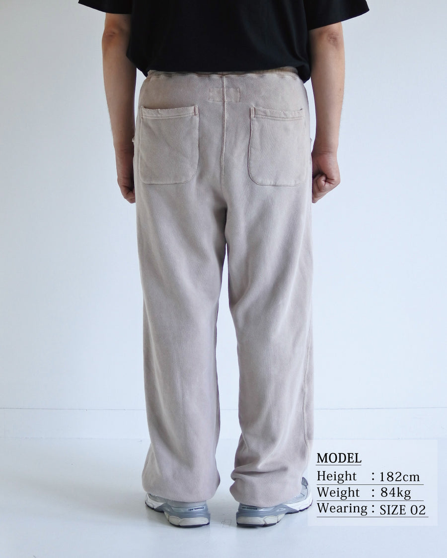 フロントにタックを施し、腰まわりに程よいゆとりをもたせたスウェットパンツ。ミニマルなシルエットをベースに、特殊顔料染め加工によって、奥行きのある独自の風合いを表現しています。生地には30/10裏毛を使用。
低速で丁寧に編み立てることで、程よいハリとコシを残しつつ、ドライで繊細なタッチに仕上げています。These sweatpants feature front tucks that create a comfortable amount of room around the waist.
Based on a clean silhouette, special pigment dyeing adds depth and a distinctive character to the fabric.
Made from 30/10 French terry, the fabric is slowly knitted to retain a balanced firmness, offering a dry yet delicate touch.
