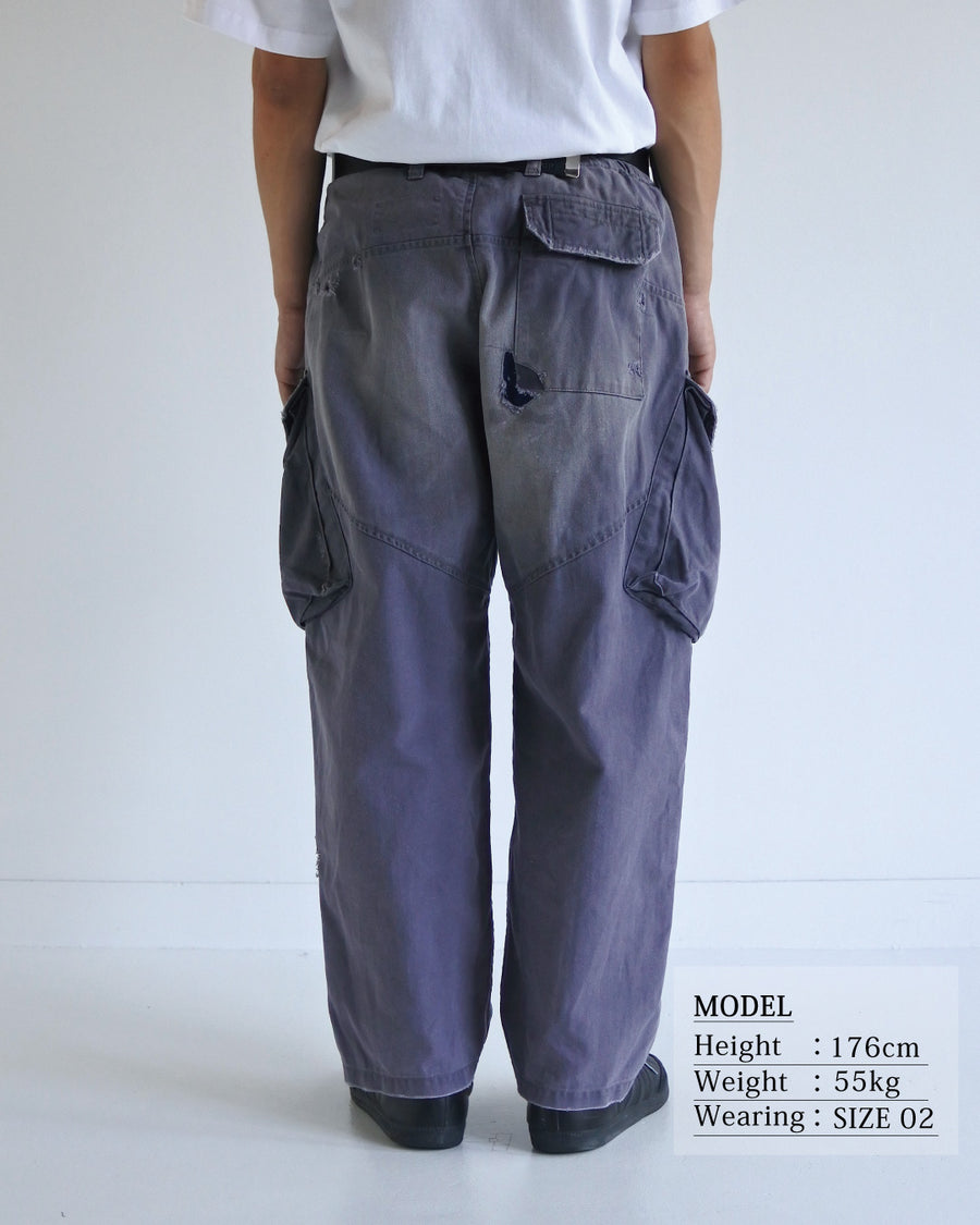 ミリタリートラウザーズを現代的にリファイン。斜めのカーゴポケットが実用的なアクセントを添え、洗練されたテーパードラインが際立ちます。素材には肌馴染みの良い10sヘリンボンを採用。環境に配慮した特殊エイジング・サンフェード加工と随所のリメイクにより、リアリティのある褪色感とヴィンテージな佇まいを表現しました。

Modernized military trousers with a refined tapered fit and slanted cargo pockets. Crafted from soft 10s herringbone, this CHARCPAL pair features special sun-fading and remake details. It achieves an authentic, time-worn vintage character while utilizing eco-conscious processing to minimize environmental impact.