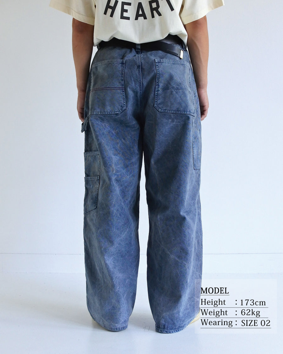 通年着用できるスタンダードなペインターパンツ。ややワイドで長めに設定したレングスは、ミリ単位の調整により絶妙なバランスに仕上げました。素材には強度と耐久性に優れた8号帆布を採用。特殊顔料染めを施すことで、ムラ感のある独自の奥行きと、穿き込むほどにアタリが増す豊かな経年変化を楽しめる一本です。

Standard painter pants designed for year-round wear. The slightly wide, long-length silhouette has been carefully refined for a perfect balance. Crafted from durable No.8 canvas, this BLUE pair features a special pigment dye that creates a unique, mottled depth. The rugged fabric is built to develop a beautiful patina and character over time.