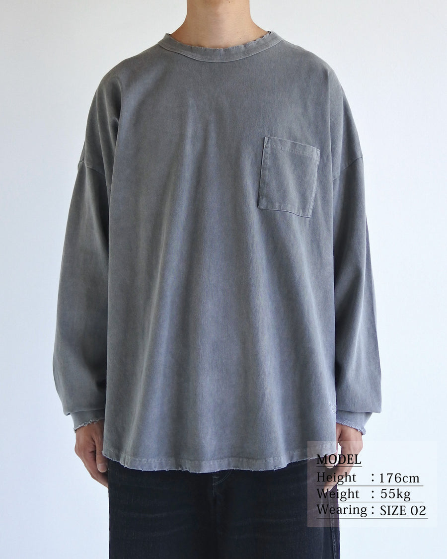 こだわりのオリジナルカラーで仕上げたロングスリーブTシャツ。幾度もの染色テストを重ね、他にはない絶妙な色味を追求しました。素材にはローゲージで編み立てたコットン天竺を採用し、程よい厚みとクリアな質感を両立。特殊顔料染めを施すことで、グレーの柔らかな発色の中に奥行きのある表情と、独特なこなれ感を引き出しています。

A long-sleeve T-shirt featuring a meticulously developed original color. Crafted from a relatively low-gauge cotton jersey for a clean yet structured look. This GRAY piece is treated with a special pigment dye, achieving a unique depth of color and a sophisticated, lived-in texture that results from extensive color testing.