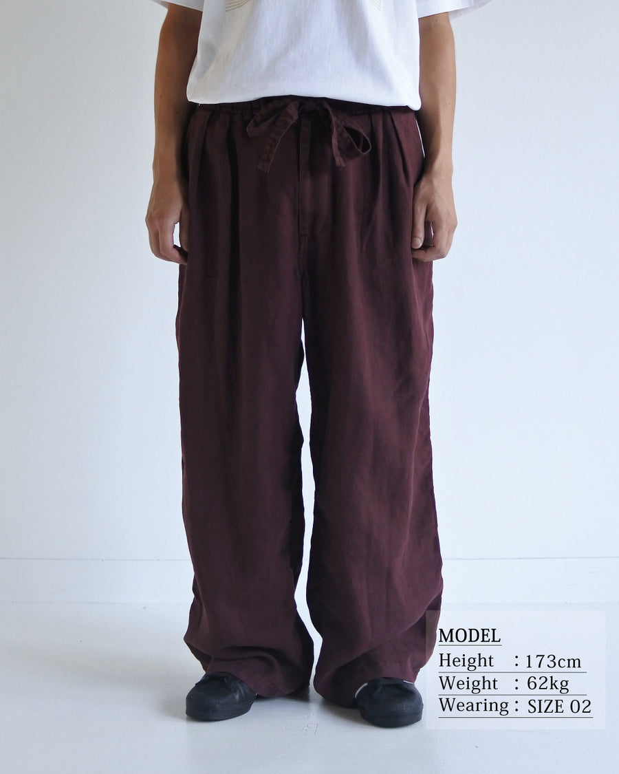 リネン特有のナチュラルな質感を活かした、ワイドシルエットのイージーパンツ。肉厚ながら「とろみ」のある柔らかなフレンチリネンを採用し、清涼感のある快適な穿き心地を実現しました。硫化染めによる製品染めを施すことで、素材の魅力を引き立てる奥行きのある表情に仕上げた、リラックス感漂う一本です。
Wide-silhouette easy pants designed to showcase the natural texture of linen. Crafted from thick yet supple French Linen for a cool, soft touch. This BURGUNDY pair is treated with a sulfur-dye process, enhancing the material's depth and character to create a relaxed, comfortable garment with a unique, lived-in feel.