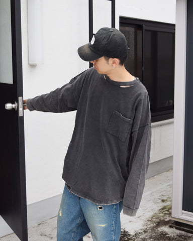 鹿の子生地を使用し硫化染サスティナブルブリーチ加工しダメージを加えた黒色のロングスリーブTシャツ