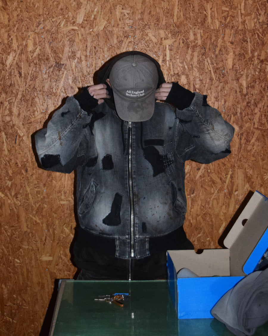 ブランドを象徴するデニムで構築した、MA-1ベースのリメイクジャケット。ライトオンスデニムを二重縫製することで、柔らかさと程よい肉感を実現しています。8ozムラ糸デニムがもつ粗野な表情が、強いヴィンテージ感を演出。全体にエイジングを施したうえで、ハードダメージ加工で仕上げた一着。さらに手作業による多様なステッチ補修を重ね、唯一無二の表情に仕上げています。Crafted from the brand’s signature denim, this MA-1–inspired jacket features a refined and faithful silhouette.Lightweight denim with double stitching creates a soft feel and balanced structure.The 8oz slub denim offers a rugged character that enhances its vintage appeal.An overall aging treatment is followed by a hard damage finis
