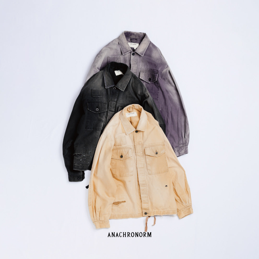 ミリタリーのシャツジャケットを現代的シルエットに更新。裾のドローコードでスタイルに合わせた変化を楽しめます。素材には肌馴染みの良い10sヘリンボンを採用。環境に配慮した特殊エイジング・サンフェード加工とダメージ加工を施すことで、クラシカルな生地にリアリティのある褪色感とヴィンテージライクな佇まいを表現しました。A modern military shirt jacket with hem drawcords for an adjustable silhouette. Crafted from soft 10s herringbone, this KHAKI piece undergoes a special sun-fade and damage process. It achieves a realistic, time-worn vintage look with authentic distressing while minimizing environmental impact through eco-conscious processing.