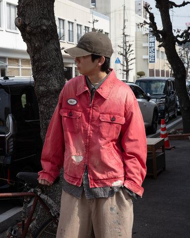 ヴィンテージのワークジャケットを現代的シルエットで再現。柔らかくコシのある20番手ツイルに、環境負荷を抑えた特殊エイジング・サンフェード加工、さらにダメージ加工を施すことで、長年着込んだようなリアルな色落ちと風合いを忠実に表現しました。裏地には高密度なコットンスレーキを採用。鮮やかなREDのボディに、オリジナルワッペンがアクセントを添える、ヴィンテージ感溢れる一着です。
A modern reimagining of the classic vintage work jacket. Made from soft 20s twill and treated with a special sun-fade and damage process for a realistic, time-worn look. This RED jacket features high-density lining and original custom patches, creating a unique, heritage-inspired finish with authentic distressing.