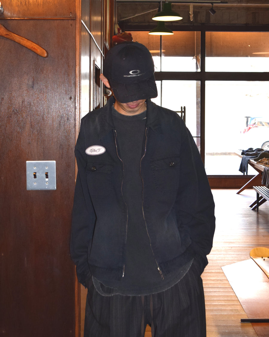 ヴィンテージのワークジャケットを現代的シルエットで再現。柔らかくコシのある20番手ツイルに、環境負荷を抑えた特殊エイジング・サンフェード加工を施し、長年着込んだようなリアルな色落ちを表現しました。
裏地には高密度なコットンスレーキを採用。鮮やかなブラックのボディに、オリジナルワッペンがアクセントを添える、風合い豊かな一着です。
A modern reimagining of the classic vintage work jacket. Made from soft 20s twill and treated with a special sun-fade process for a realistic aged look, this BLACK jacket features high-density lining and original custom patches for a unique, heritage-inspired finish.