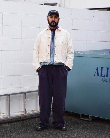 フロントにタックを施し、腰まわりに程よいゆとりをもたせた「TUCK WIDE SWEAT PANTS」。ワイドなシルエットながら、バランスの取れた落ち感が特徴です。硫化染め加工により、奥行きのある独自の風合いを表現しています。生地には30/10裏毛を使用。低速で丁寧に編み立てることで、程よいハリとコシを保ちつつ、ドライで繊細なタッチに仕上げています。The TUCK WIDE SWEAT PANTS feature front tucks that create a comfortable amount of room around the waist, resulting in a relaxed yet well-balanced wide silhouette.A sulphur dyeing process adds depth and a distinctive character to the fabric.