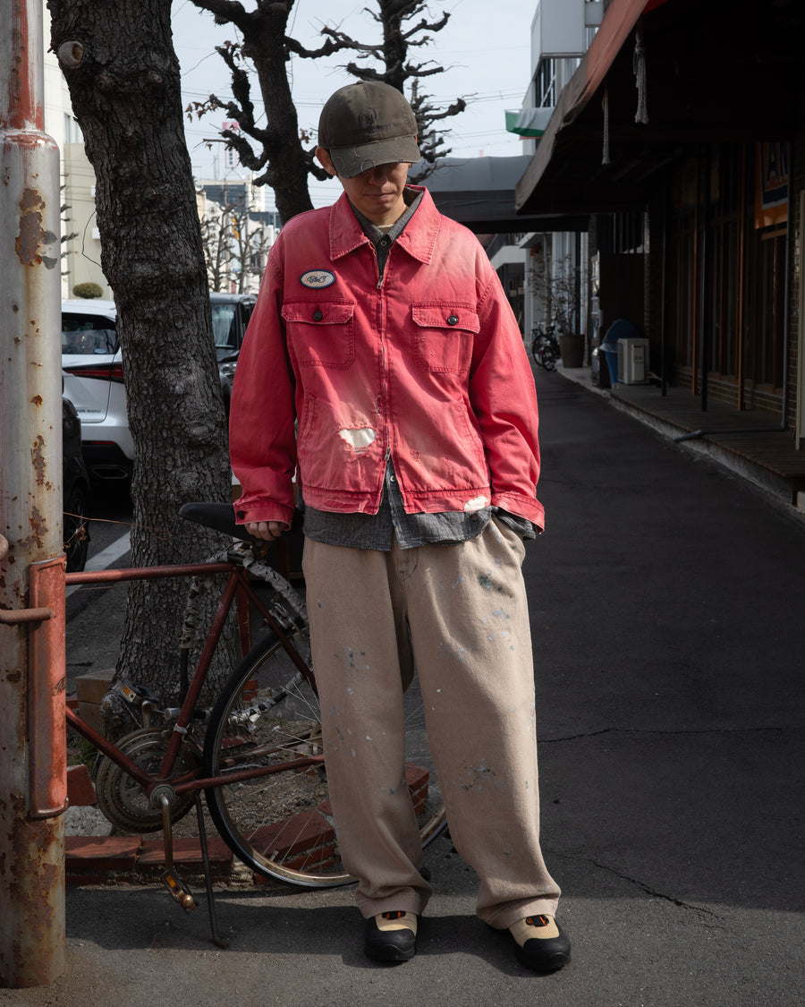 ヴィンテージのワークジャケットを現代的シルエットで再現。柔らかくコシのある20番手ツイルに、環境負荷を抑えた特殊エイジング・サンフェード加工、さらにダメージ加工を施すことで、長年着込んだようなリアルな色落ちと風合いを忠実に表現しました。裏地には高密度なコットンスレーキを採用。鮮やかなREDのボディに、オリジナルワッペンがアクセントを添える、ヴィンテージ感溢れる一着です。
A modern reimagining of the classic vintage work jacket. Made from soft 20s twill and treated with a special sun-fade and damage process for a realistic, time-worn look. This RED jacket features high-density lining and original custom patches, creating a unique, heritage-inspired finish with authentic distressing.