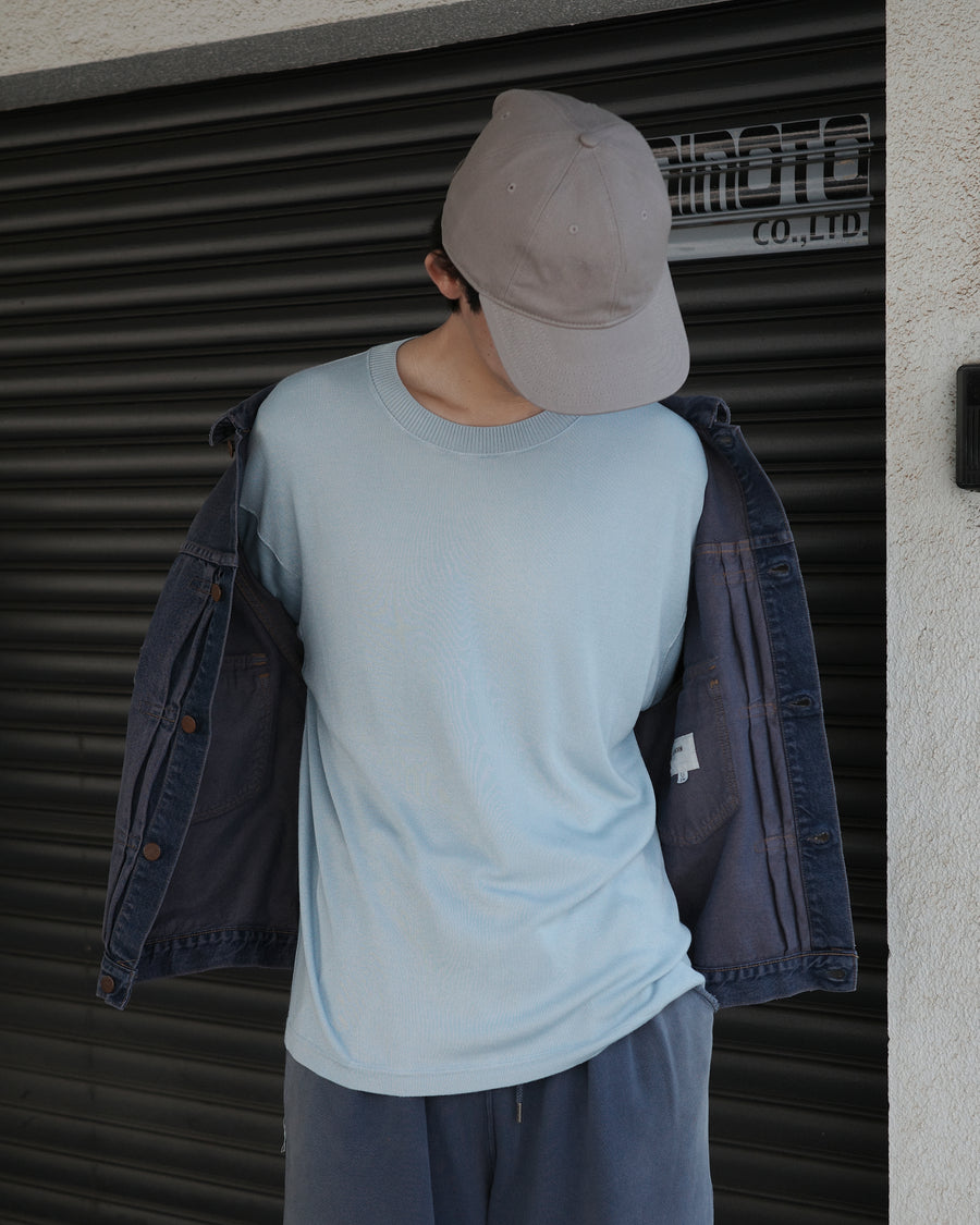 ディテールを極限まで削ぎ落とし、着心地とシルエットを追求したニットTシャツ。気候変化に対応する新たなアプローチとして、軽量で吸水・放湿性に優れた竹（バンブー）素材を採用しました。滑らかでとろみのある肌触りと、袖を通した瞬間に感じる清涼感は格別です。家庭洗濯も可能で、日常に圧倒的な心地よさを提供します。

A minimalist knit T-shirt focused entirely on fit and comfort. Crafted from bamboo yarn, this lightweight, durable material offers exceptional moisture absorption and a refreshing cool-to-the-touch feel. This SAX piece features a silky, fluid drape that provides overwhelming comfort, perfect for changing climates, and is conveniently home-washable.