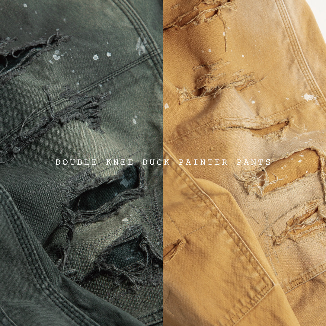 【 商品名：ダブルニーダックペインターパンツ 】本製品は、レングスをやや長めに設定したイエローカラーのペインターパンツです。ウエスト部分にはナイロンオックス生地で切り替えを施し、ワーク感を抑えたデザインに仕上げています。生地には頒布の中でも最も薄手の11号帆布生地を使用しており、強度・耐久性に優れるだけでなく、着用を重ねるごとにアタリなどの経年変化を楽しめる素材です。また、水や薬品の使用量を抑えつつ生地の凹凸部分のアタリを強調し、同時に自然な脱色感を生み出す特殊エイジング加工を施しています。