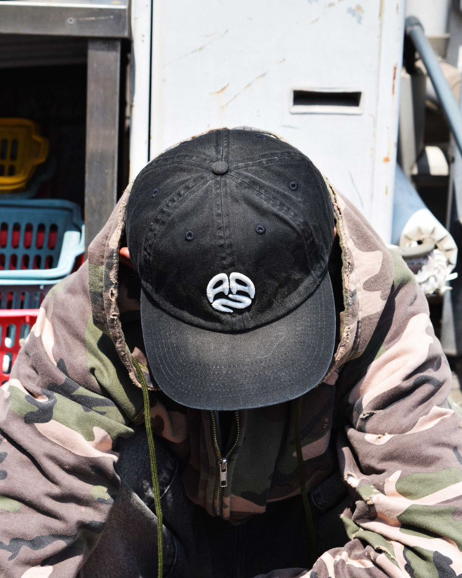 コットンツイル生地を日焼け加工させた黒色のキャップ