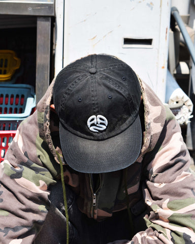 コットンツイル生地を日焼け加工させた黒色のキャップ