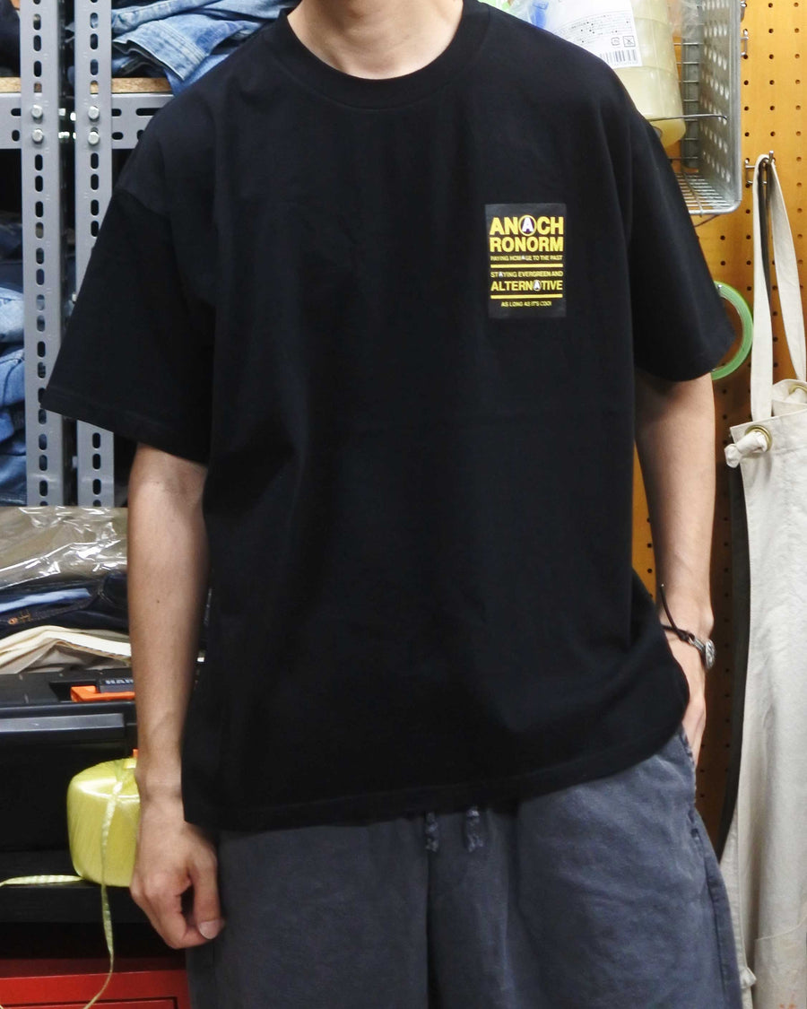 AN366 STICKER MOTIF PRINTED S/S T-S BLACK