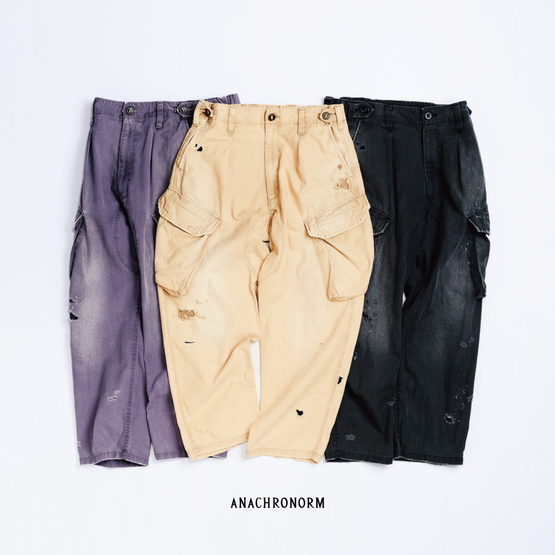 ミリタリートラウザーズを現代的にリファイン。斜めのカーゴポケットが実用的なアクセントを添え、洗練されたテーパードラインが際立ちます。素材には肌馴染みの良い10sヘリンボンを採用。環境に配慮した特殊エイジング・サンフェード加工と随所のリメイクにより、リアリティのある褪色感とヴィンテージな佇まいを表現しました。Modernized military trousers with a refined tapered fit and slanted cargo pockets. Crafted from soft 10s herringbone, this CHARCPAL pair features special sun-fading and remake details. It achieves an authentic, time-worn vintage character while utilizing eco-conscious processing to minimize environmental impact.