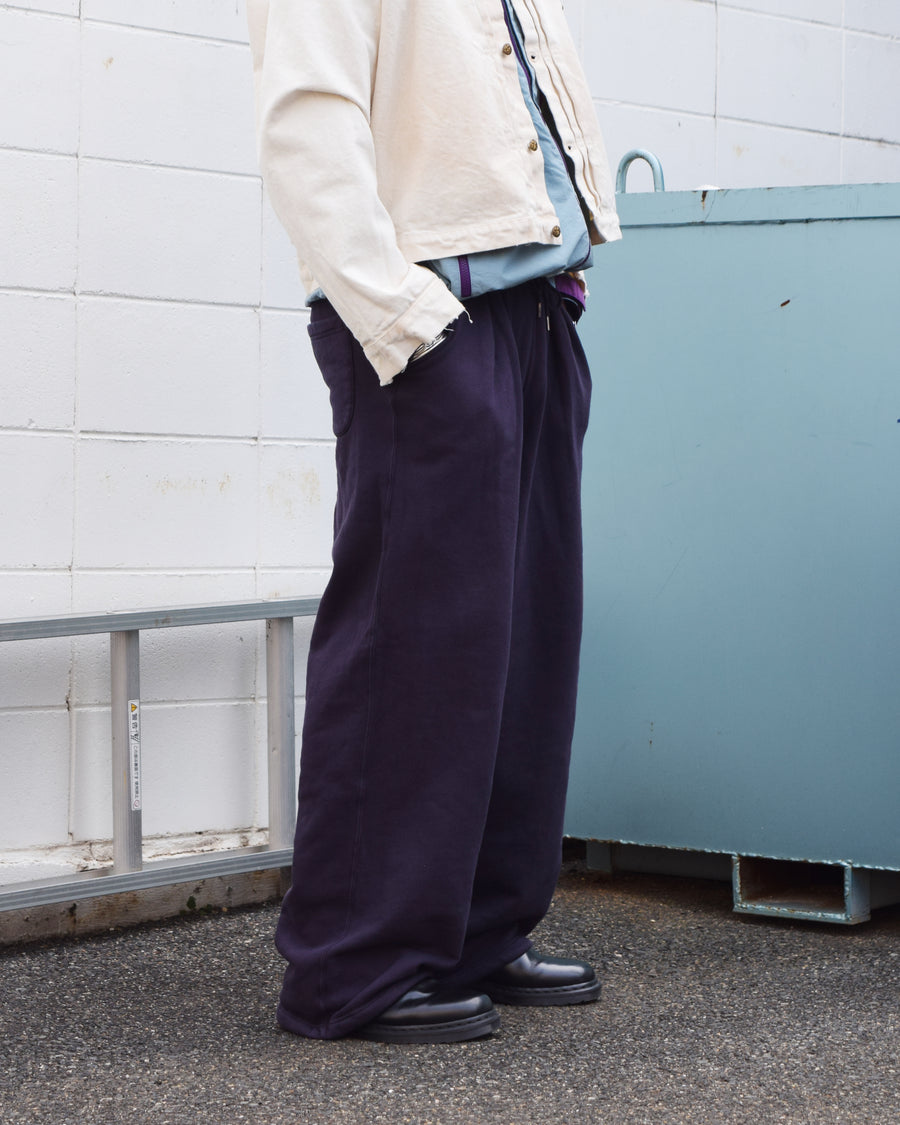 フロントにタックを施し、腰まわりに程よいゆとりをもたせた「TUCK WIDE SWEAT PANTS」。ワイドなシルエットながら、バランスの取れた落ち感が特徴です。硫化染め加工により、奥行きのある独自の風合いを表現しています。生地には30/10裏毛を使用。低速で丁寧に編み立てることで、程よいハリとコシを保ちつつ、ドライで繊細なタッチに仕上げています。The TUCK WIDE SWEAT PANTS feature front tucks that create a comfortable amount of room around the waist, resulting in a relaxed yet well-balanced wide silhouette.A sulphur dyeing process adds depth and a distinctive character to the fabric.