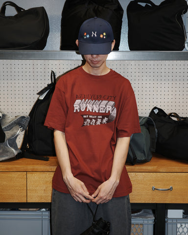 ANACHRONORM × Souvenyr NYC ランニング 半袖Tシャツ バーガンディ | コラボグラフィック ヴィンテージ ニューヨーク コットン100%
