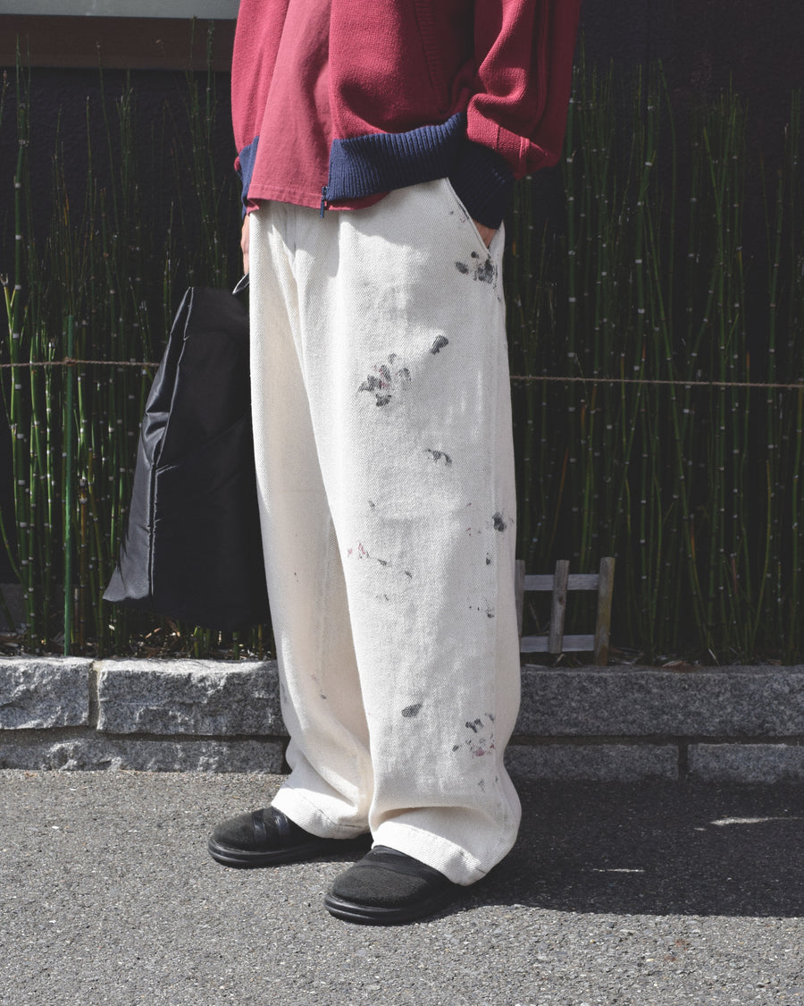 シルエットを重視したワイドイージーパンツ。
柔らかな甘織りデニムを使用し、快適な着心地を実現しました。
弱スラブ糸で織り上げた太畝ツイルデニムは、ふっくらとした質感と自然なストレッチ性が特徴で、オフホワイトカラーが上品な印象を与えます。
