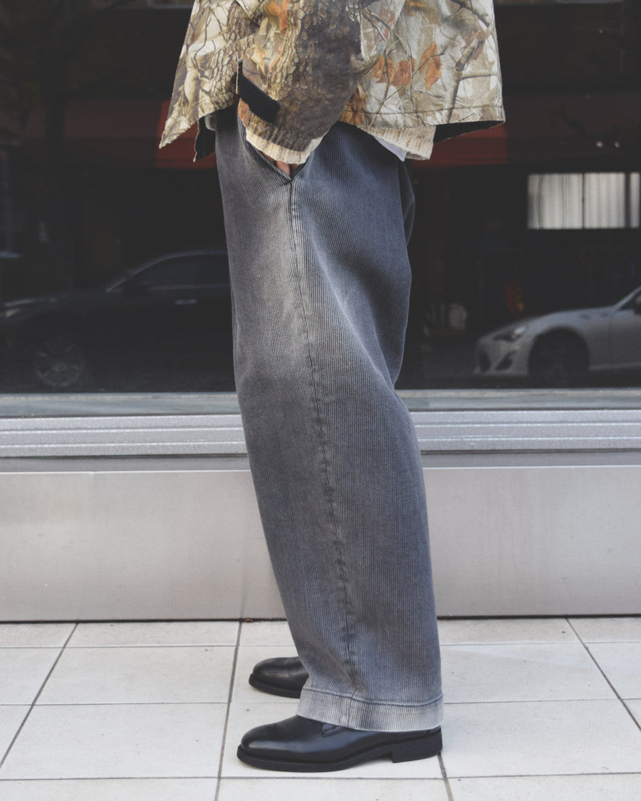 上質で肉厚なピケ素材を使用したトラウザー。無骨さの中に上品な落ち感を持ち、深みのあるブラックカラーが魅力です。硫化染料による染色とエイジング加工により、着込むほどに味わい深い経年変化を楽しめます。A trousers crafted from premium, heavy pique fabric. It balances ruggedness with a refined drape, finished in a deep black hue. Sulfur dyeing and aging treatment give it a rich patina that evolves beautifully over time.