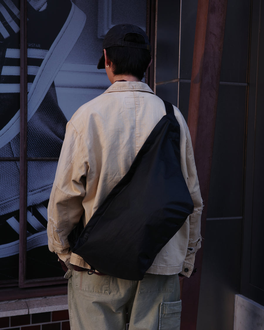 ミリタリーのシャツジャケットを現代的シルエットに更新。裾のドローコードでスタイルに合わせた変化を楽しめます。素材には肌馴染みの良い10sヘリンボンを採用。環境に配慮した特殊エイジング・サンフェード加工とダメージ加工を施すことで、クラシカルな生地にリアリティのある褪色感とヴィンテージライクな佇まいを表現しました。

A modern military shirt jacket with hem drawcords for an adjustable silhouette. Crafted from soft 10s herringbone, this KHAKI piece undergoes a special sun-fade and damage process. It achieves a realistic, time-worn vintage look with authentic distressing while minimizing environmental impact through eco-conscious processing.