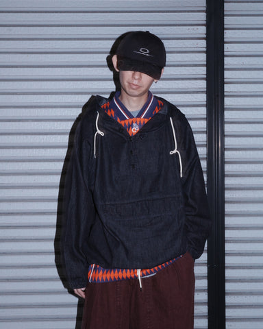 フード口のボタンの開閉により、首まわりのニュアンスを変えて楽しめる一着。素材には、経糸にコットンムラ糸、緯糸に綿麻混紡糸を使用した綿麻6ozデニムを採用しました。シャープなムラ感とリネン混ならではの粗野な風合いが、ヴィンテージの魅力を引き立てます。バイオウォッシュ加工を施すことで、使い始めから体に馴染む柔らかな質感に仕上げました。

A versatile piece featuring adjustable hood buttons to create a clean or relaxed neckline. Crafted from 6oz cotton-linen denim, the fabric combines sharp slub textures with the rustic feel of linen for an authentic vintage character. Treated with a bio-wash process, this INDIGO garment offers a soft, lived-in feel from the very first wear.