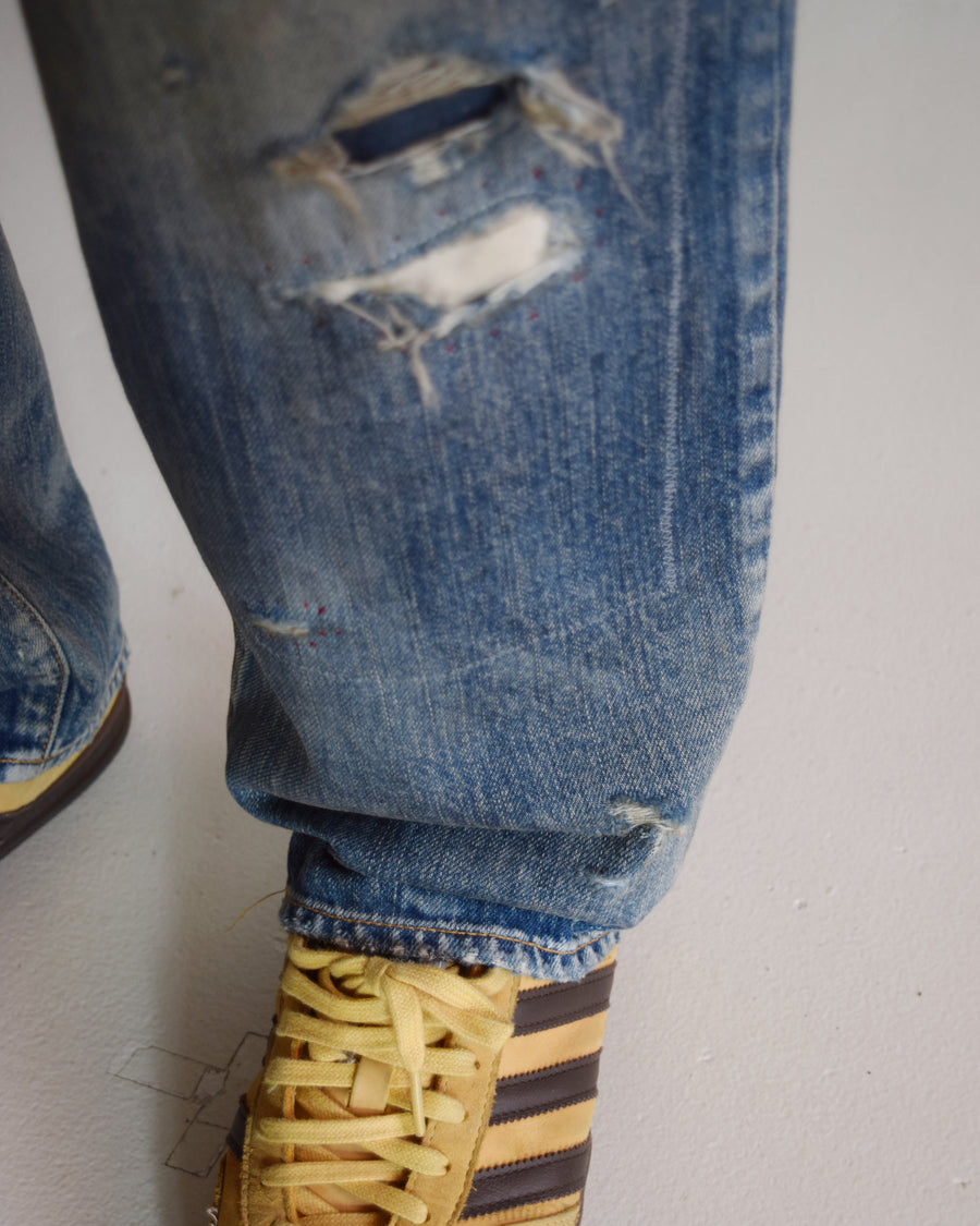 1985年のLEVIS 550をベースに再構築した、ワイドテーパードのリメイク5Pデニム。
12.5ozデニムのタテ糸には中白のインディゴロープ染色糸を使用し、ムラ感のある豊かな表情を演出。タテ落ちとインディゴの濃淡を活かすことで、ヴィンテージにはない独自の風合いを表現しています。さらに手作業のトーンコントロールと特別なエイジング加工を加えることで奥行きある仕上がりに。オリジナル染料の吹き付けにより、モダンでソリッドな印象も併せ持つ一本です。This remade 5P denim features a wide tapered silhouette inspired by the 1985 LEVIS 550.
The 12.5oz denim uses medium-white indigo rope–dyed warp yarns, giving it a textured, slubby character.
By highlighting vertical fading and vivid indigo variations, it achieves a look distinct from vin