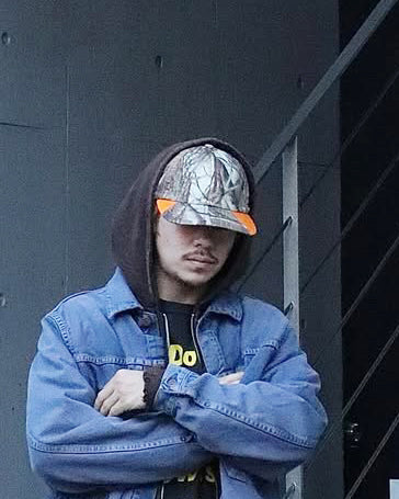 オリジナルリアルツリー生地のにオレンジ色の生地を切り替え配色にしたデザインキャップ