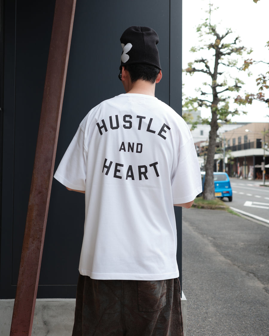 ANACHRONORM × Souvenyr NYC フェイシズ 半袖Tシャツ ホワイト | コラボグラフィック ニューヨーク コットン100%