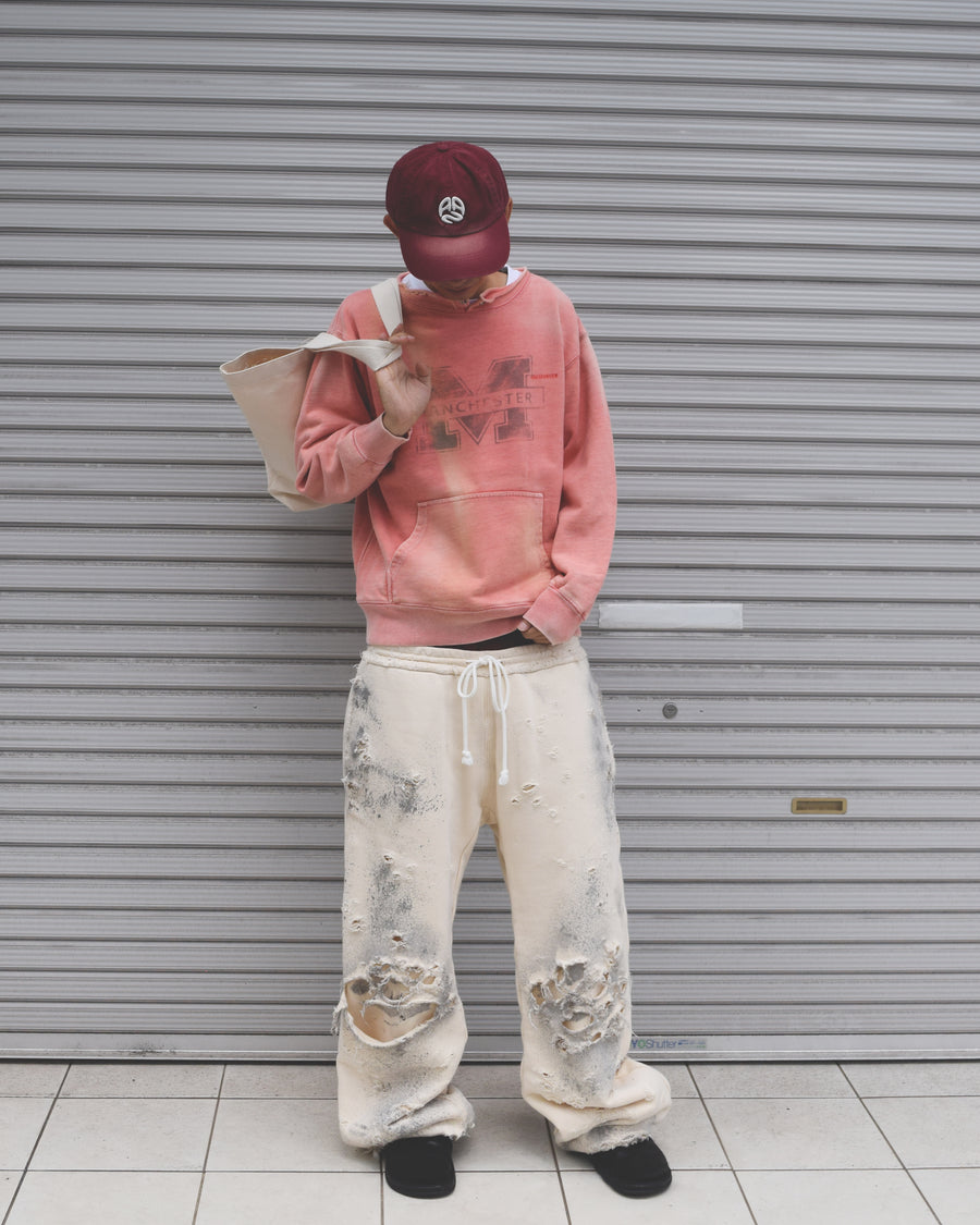 フードをカットオフした薄い赤色のスウェットパーカー。
染色と加工によって日焼けし褪せたようなリアルな表情を出しています。