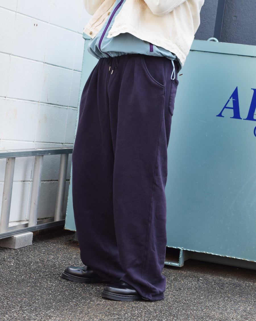 フロントにタックを施し、腰まわりに程よいゆとりをもたせた「TUCK WIDE SWEAT PANTS」。ワイドなシルエットながら、バランスの取れた落ち感が特徴です。硫化染め加工により、奥行きのある独自の風合いを表現しています。生地には30/10裏毛を使用。低速で丁寧に編み立てることで、程よいハリとコシを保ちつつ、ドライで繊細なタッチに仕上げています。The TUCK WIDE SWEAT PANTS feature front tucks that create a comfortable amount of room around the waist, resulting in a relaxed yet well-balanced wide silhouette.A sulphur dyeing process adds depth and a distinctive character to the fabric.