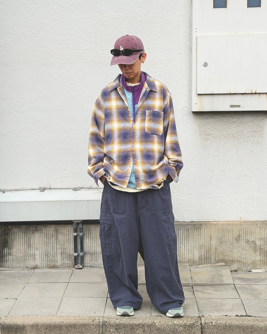 ソフトなタッチのコットンスウェード素材を使用したブルーグレイ色のベイカーカーゴパンツ