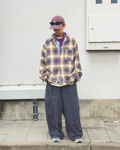 ソフトなタッチのコットンスウェード素材を使用したブルーグレイ色のベイカーカーゴパンツ