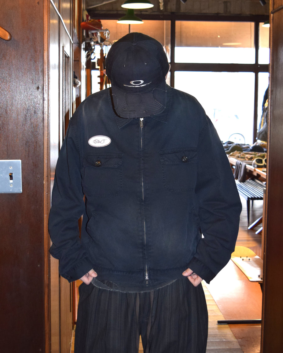 ヴィンテージのワークジャケットを現代的シルエットで再現。柔らかくコシのある20番手ツイルに、環境負荷を抑えた特殊エイジング・サンフェード加工を施し、長年着込んだようなリアルな色落ちを表現しました。
裏地には高密度なコットンスレーキを採用。鮮やかなブラックのボディに、オリジナルワッペンがアクセントを添える、風合い豊かな一着です。
A modern reimagining of the classic vintage work jacket. Made from soft 20s twill and treated with a special sun-fade process for a realistic aged look, this BLACK jacket features high-density lining and original custom patches for a unique, heritage-inspired finish.