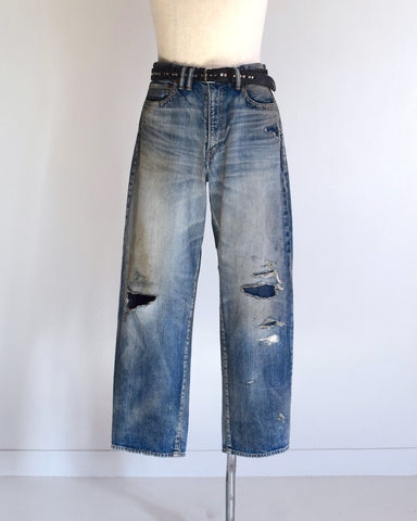 1985年のLEVIS 550をベースに再構築した、ワイドテーパードのリメイク5Pデニム。
12.5ozデニムのタテ糸には中白のインディゴロープ染色糸を使用し、ムラ感のある豊かな表情を演出。タテ落ちとインディゴの濃淡を活かすことで、ヴィンテージにはない独自の風合いを表現しています。さらに手作業のトーンコントロールと特別なエイジング加工を加えることで奥行きある仕上がりに。オリジナル染料の吹き付けにより、モダンでソリッドな印象も併せ持つ一本です。This remade 5P denim features a wide tapered silhouette inspired by the 1985 LEVIS 550.
The 12.5oz denim uses medium-white indigo rope–dyed warp yarns, giving it a textured, slubby character.
By highlighting vertical fading and vivid indigo variations, it achieves a look distinct from vin