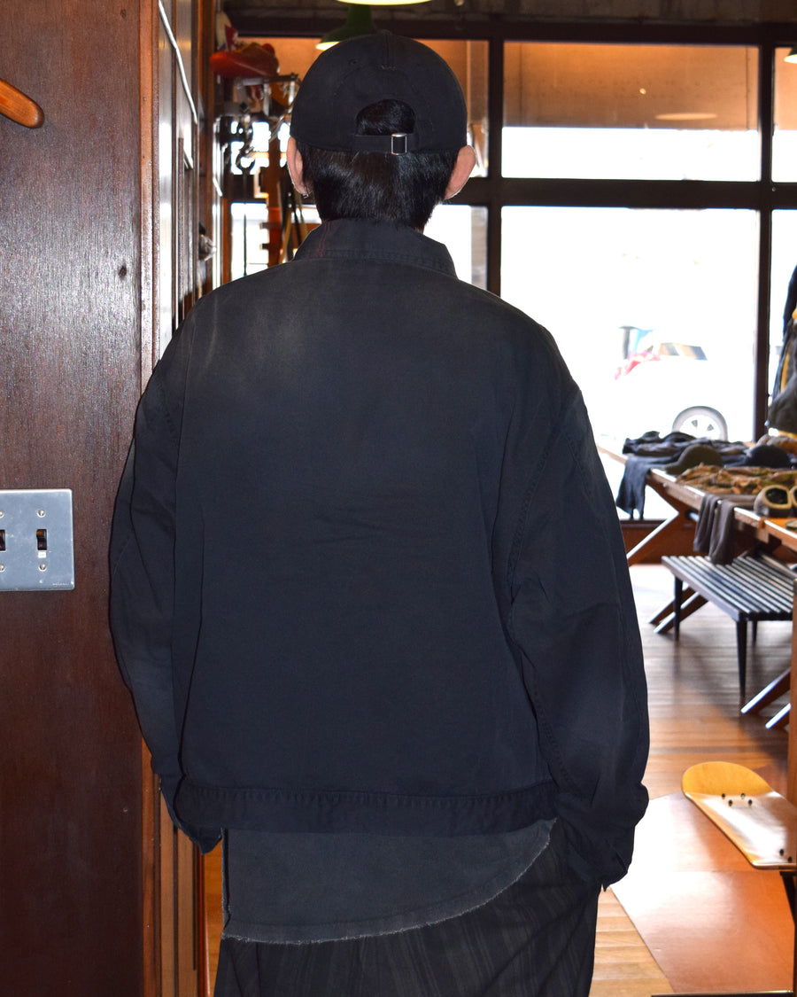 ヴィンテージのワークジャケットを現代的シルエットで再現。柔らかくコシのある20番手ツイルに、環境負荷を抑えた特殊エイジング・サンフェード加工を施し、長年着込んだようなリアルな色落ちを表現しました。
裏地には高密度なコットンスレーキを採用。鮮やかなブラックのボディに、オリジナルワッペンがアクセントを添える、風合い豊かな一着です。
A modern reimagining of the classic vintage work jacket. Made from soft 20s twill and treated with a special sun-fade process for a realistic aged look, this BLACK jacket features high-density lining and original custom patches for a unique, heritage-inspired finish.