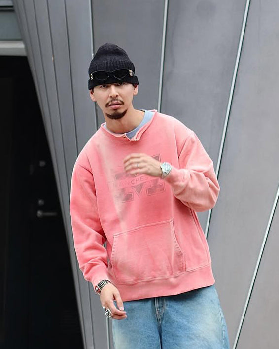 フードをカットオフした薄い赤色のスウェットパーカー。
染色と加工によって日焼けし褪せたようなリアルな表情を出しています。