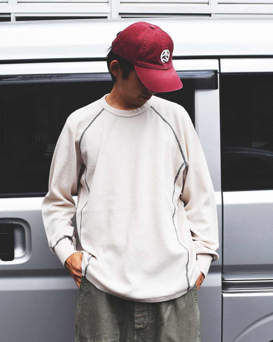 本体とは異なるカラーのステッチを配色としてデザインした中肉のベージュ色のワッフルロンT