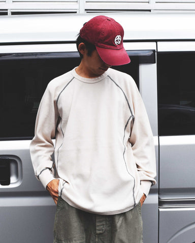 本体とは異なるカラーのステッチを配色としてデザインした中肉のベージュ色のワッフルロンT