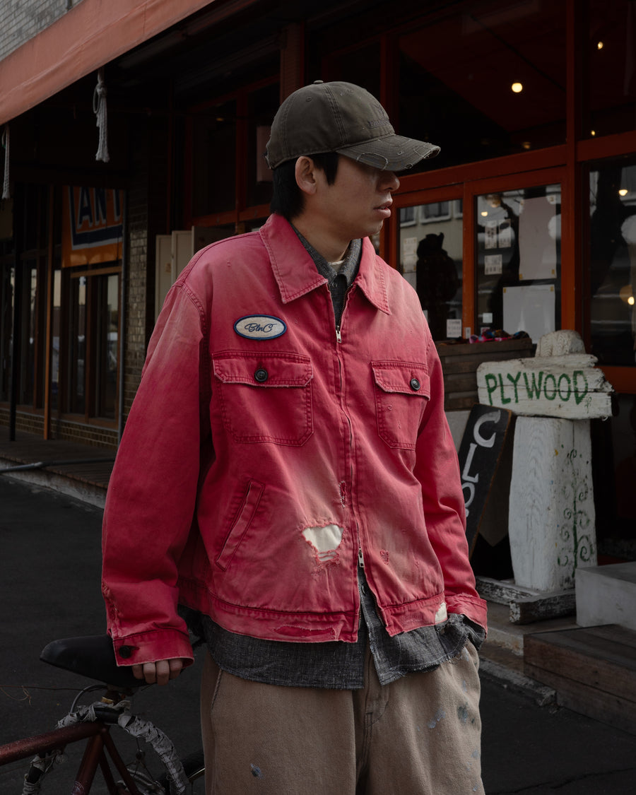 ヴィンテージのワークジャケットを現代的シルエットで再現。柔らかくコシのある20番手ツイルに、環境負荷を抑えた特殊エイジング・サンフェード加工、さらにダメージ加工を施すことで、長年着込んだようなリアルな色落ちと風合いを忠実に表現しました。裏地には高密度なコットンスレーキを採用。鮮やかなREDのボディに、オリジナルワッペンがアクセントを添える、ヴィンテージ感溢れる一着です。
A modern reimagining of the classic vintage work jacket. Made from soft 20s twill and treated with a special sun-fade and damage process for a realistic, time-worn look. This RED jacket features high-density lining and original custom patches, creating a unique, heritage-inspired finish with authentic distressing.